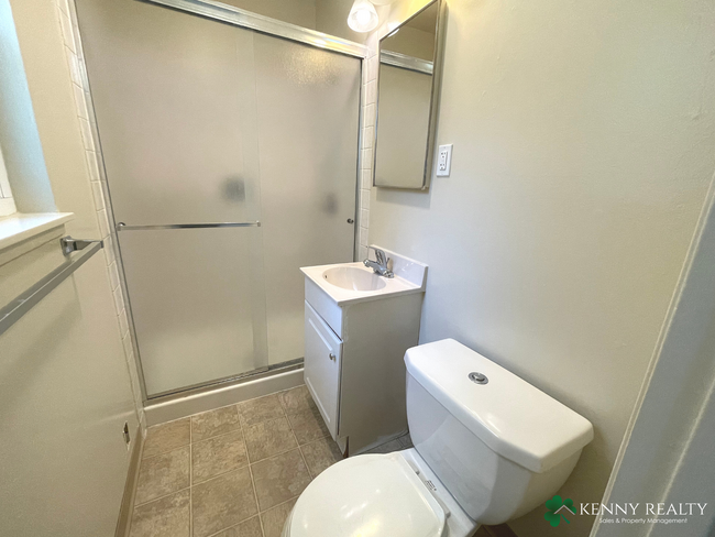 Building Photo - Three Bedroom, Two Bathroom with Large Bac...