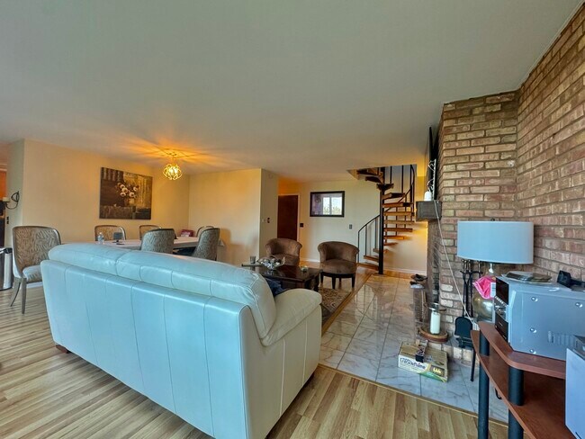 Building Photo - 5600 Hillcrest Ln