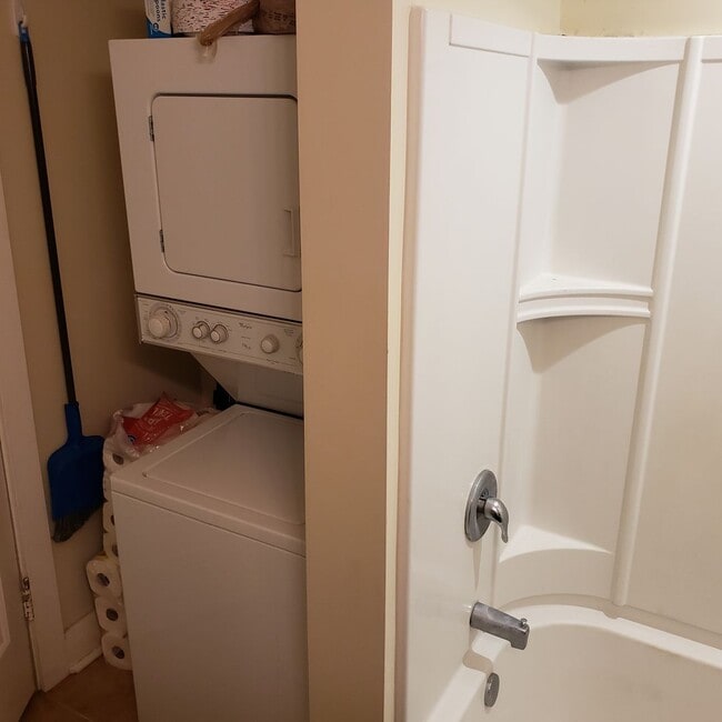 Building Photo - 721 E Center St