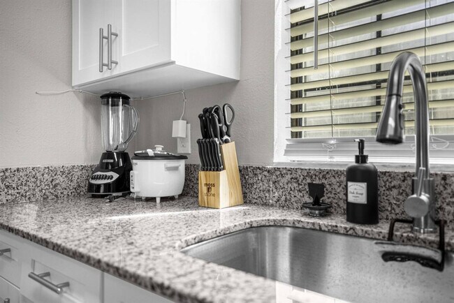 Building Photo - 13915 Heritage Club Dr