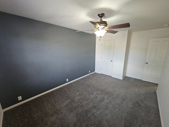 Building Photo - 3 Bed 3 Bath Townhome Minutes from Ft. Carson!!