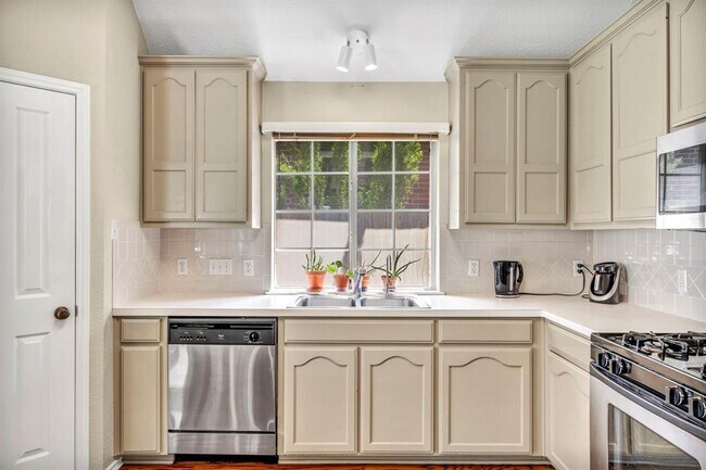 Building Photo - 8121 Forest Heights Ln