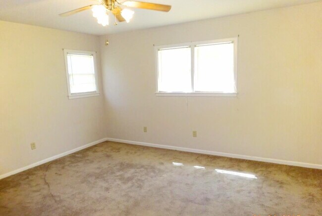 Building Photo - Lovely House Located Minutes From Elementa...