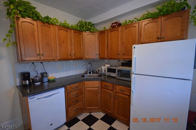 Building Photo - 83 Summit Ave