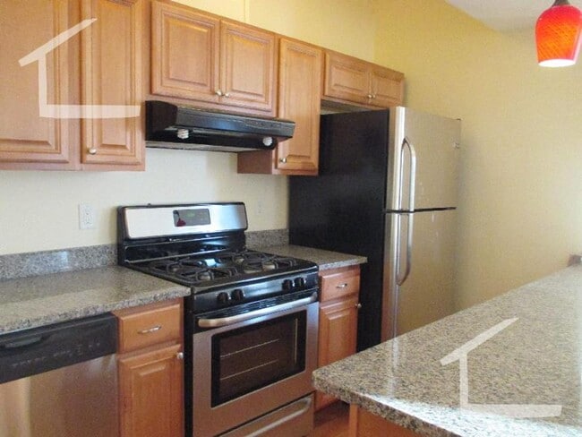 Building Photo - 3 bed in brookline village