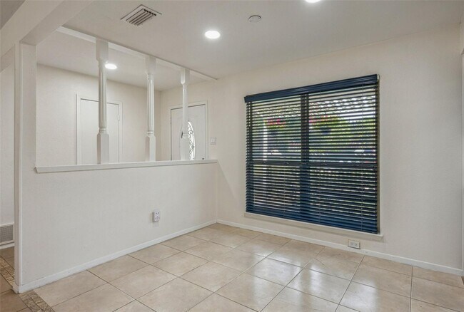 Building Photo - Beautifully crafted 3 Bed 2 Bath home in L...