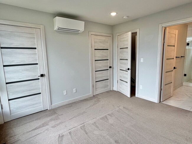 Building Photo - Upscale 3-level Modern Townhome in desired Delridge Neighborhood! Available Now!