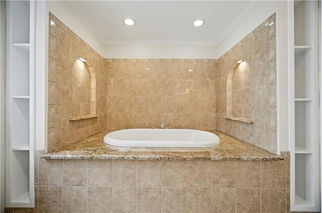 Building Photo - 1044 Commodore Dr