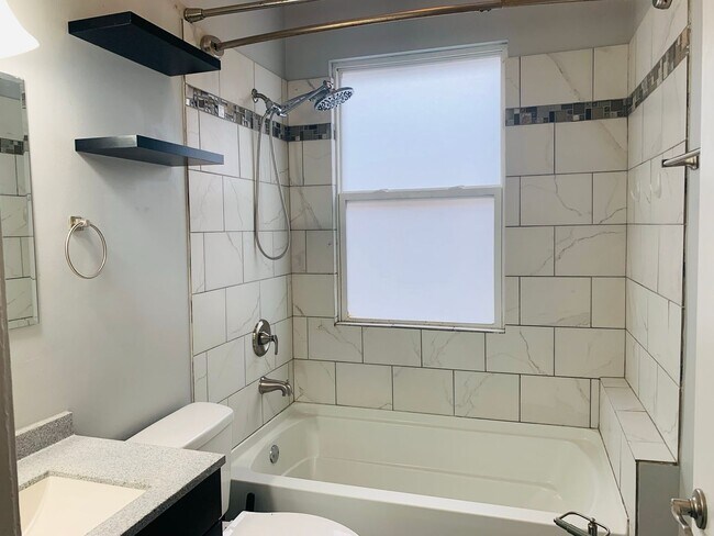 Building Photo - 3 bedroom 1.5 bath one block from Franklin Conservatory