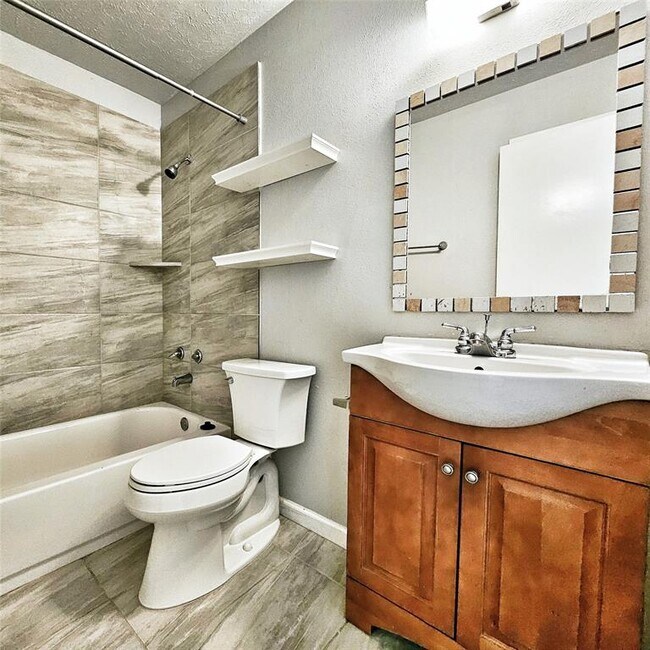 Building Photo - 33 N Wavy Oak Cir