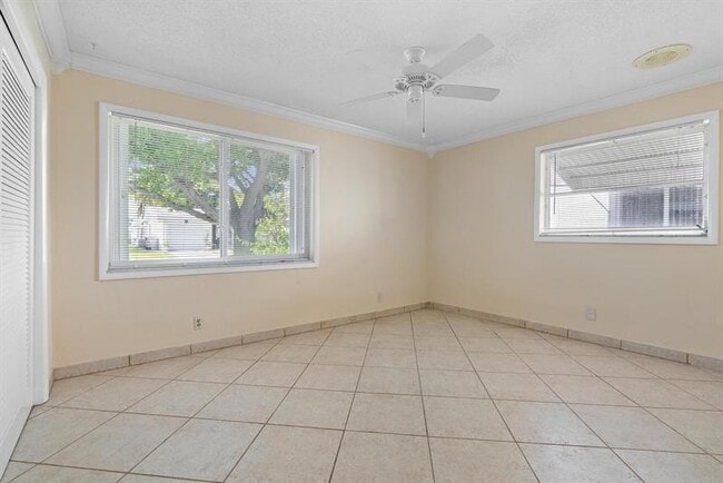 Building Photo - 240 NW 24th Ct