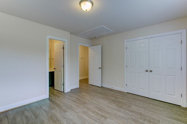 Building Photo - Two Story Townhome!