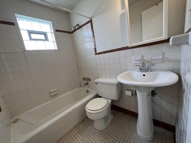Building Photo - 440 Brierly Ln
