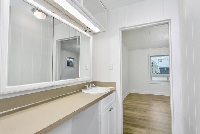 Building Photo - 2BR Upstairs Unit with Mountain Views & Private Yard – Tacoma Living at Its Best