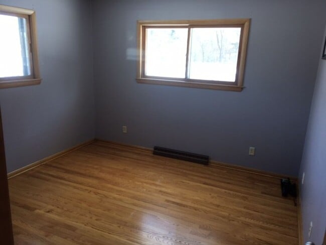 Building Photo - 3 Bedroom Home w/ Attached garage & Large basement. Washer/Dryer Included