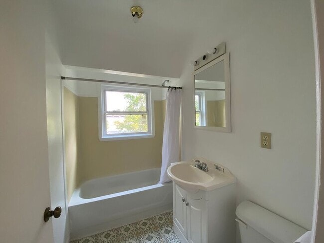 Building Photo - 108 Columbian Ave