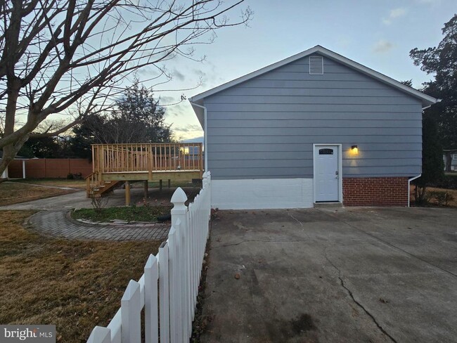 Building Photo - 4813 Lawrence St