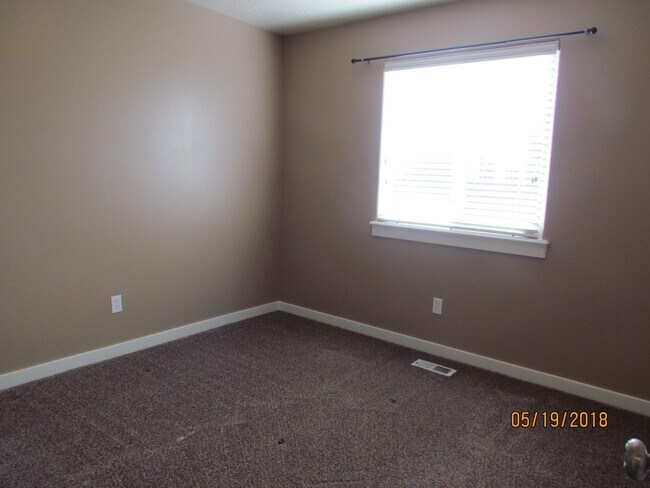Building Photo - 4 bedroom 2 bath + Bonus Room home and nei...
