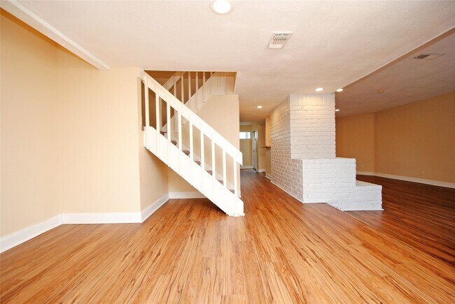 Building Photo - 738 Country Pl Dr