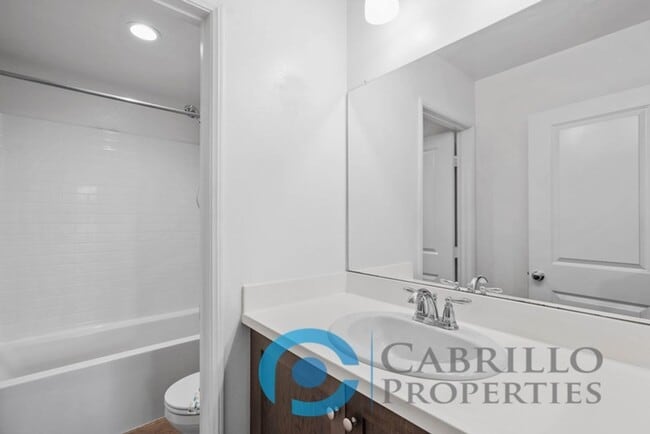 Building Photo - Spacious 3 bedroom Home w/2 car Garage in Vista, Short Drive to the Beach and Freeway access!