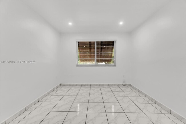 Building Photo - 9354 SW 77th Ave