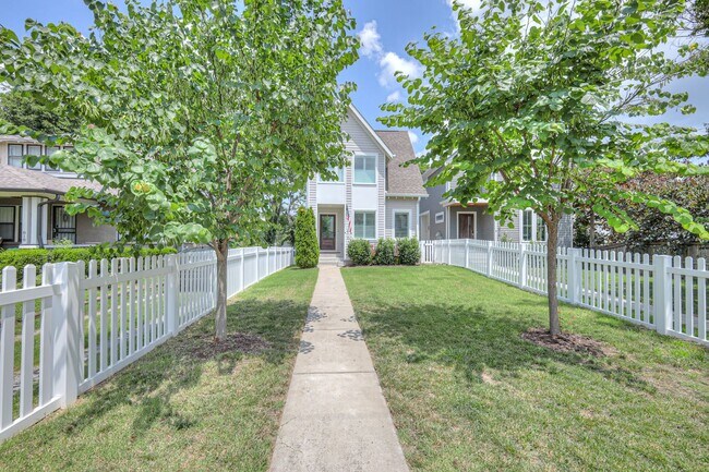 Building Photo - Luxurious 4BR Home Close to 12 South