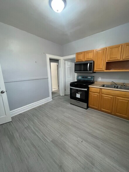 Primary Photo - 460 Grove St