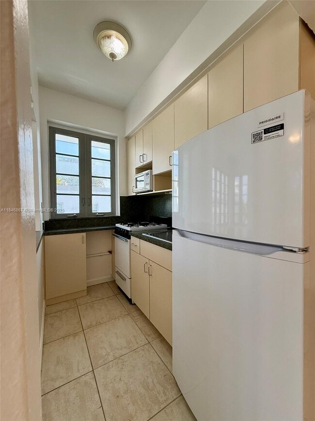 Building Photo - 901 Collins Ave
