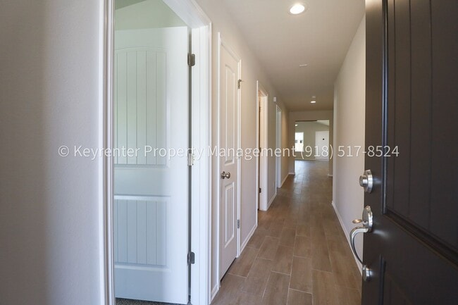 Building Photo - Stunning New Construction Home 4 Bed 2 Bath Broken Arrow