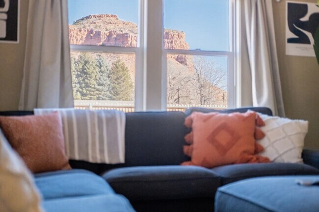 Building Photo - 170 E 100 N