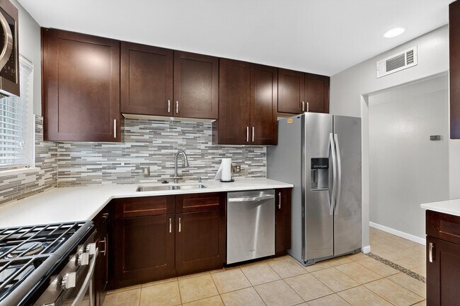 Building Photo - 2020 Hendola Dr NE