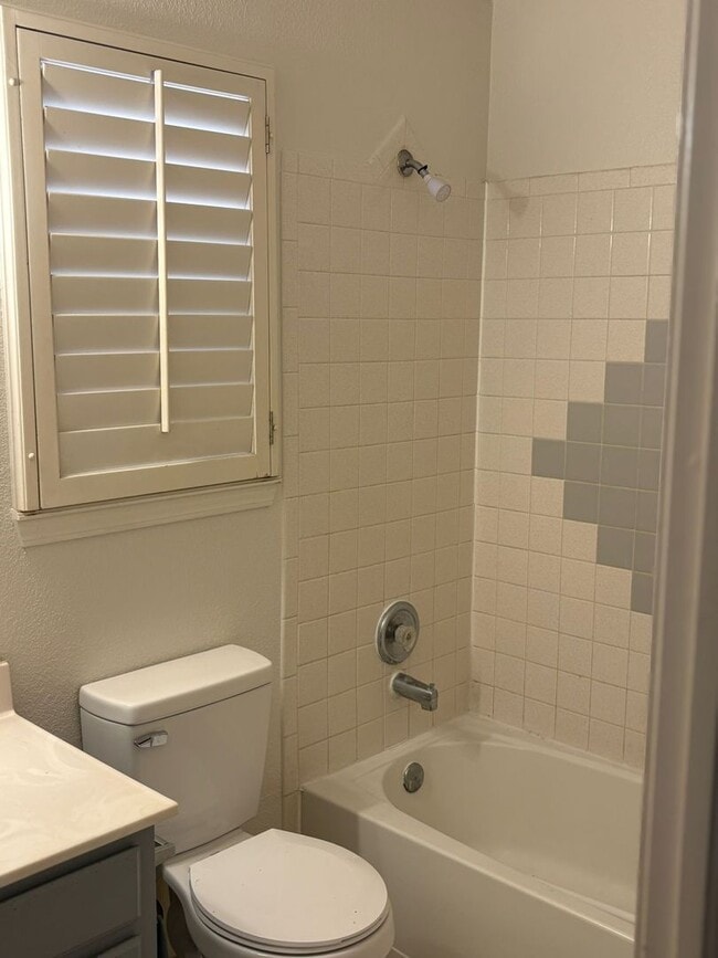 Building Photo - Charming 3 bedroom, 2 bath home in East El...