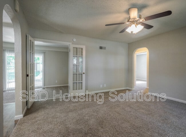 Building Photo - 1002 Orchard Ave