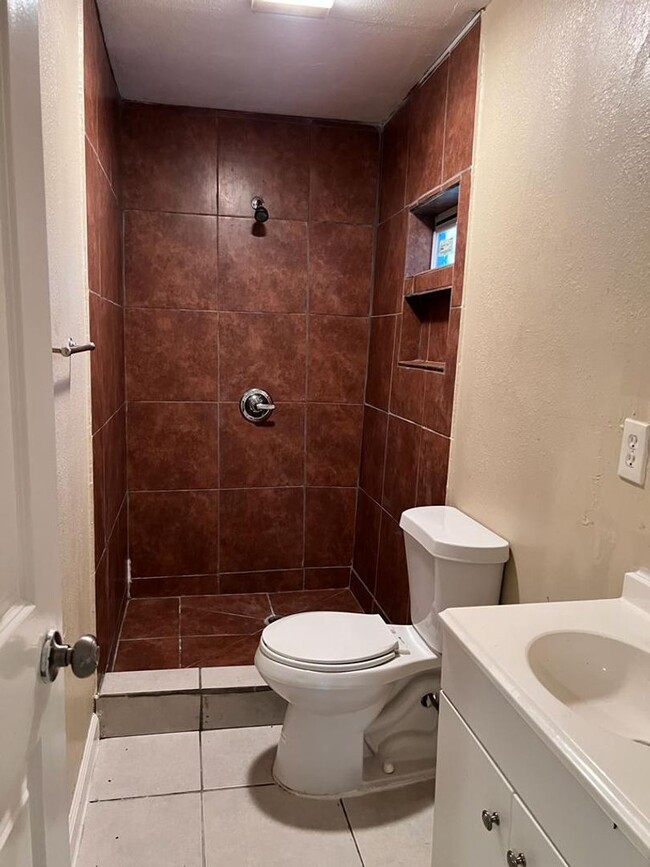 Building Photo - Completely Renovated, huge back yard and close to everything!