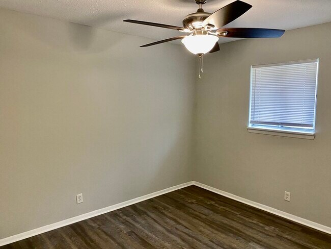 Building Photo - Hillcrest Apts: Rossville 2Bed/1Bath Apart...