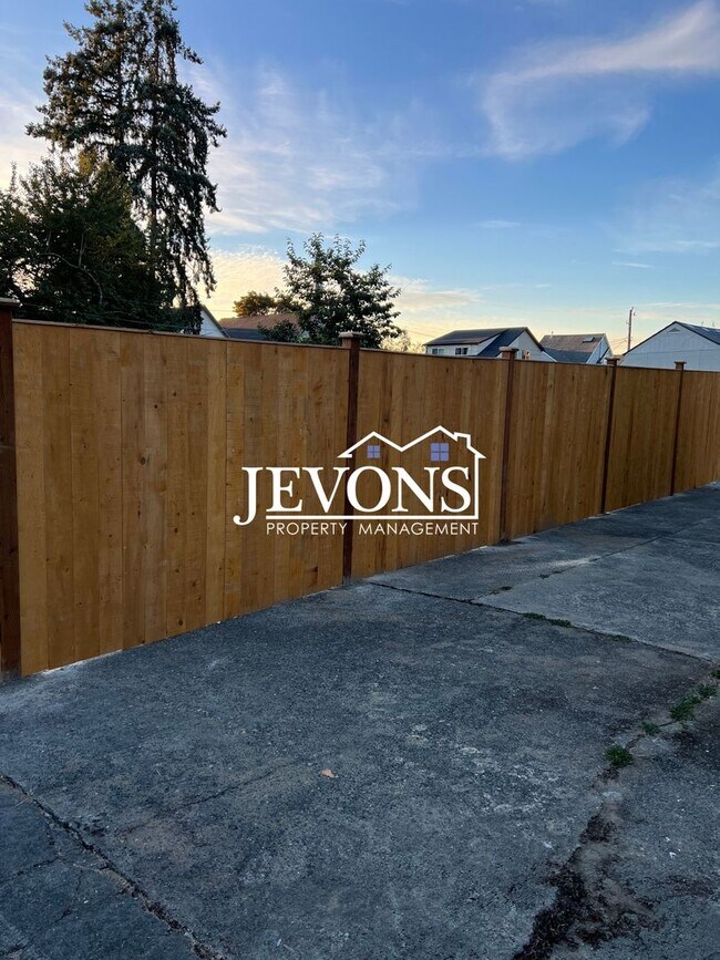 Building Photo - $1,000 Rent Credit if move-in occurs befor...