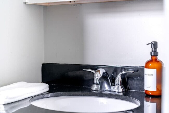 Building Photo - 605 Dennison Ave