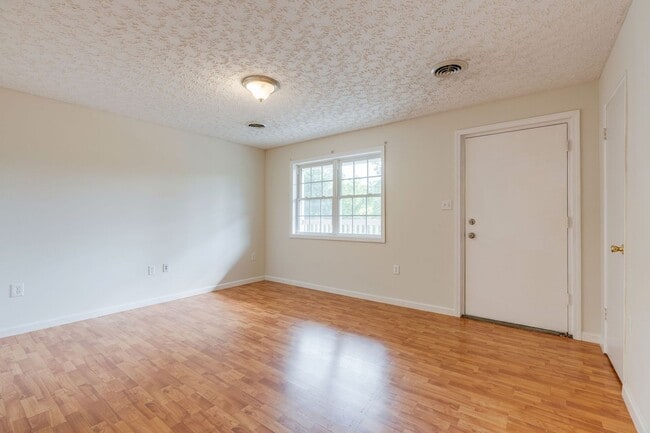 Building Photo - 184 Elm St