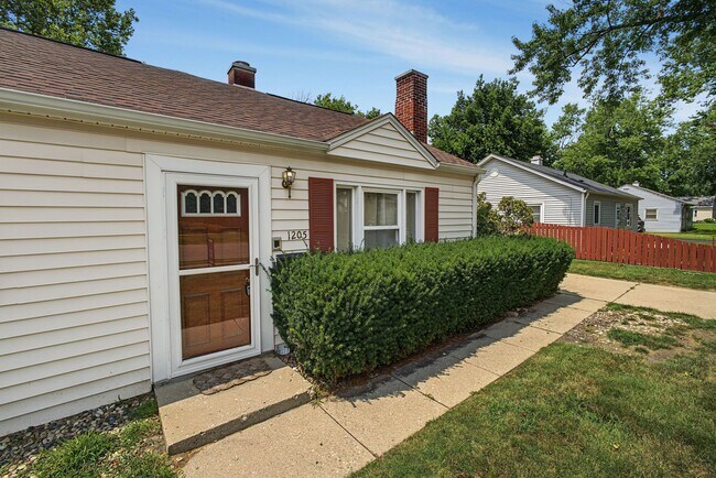 Building Photo - Spacious 3-Bedroom, 2-Bath Home for Rent in Urbana