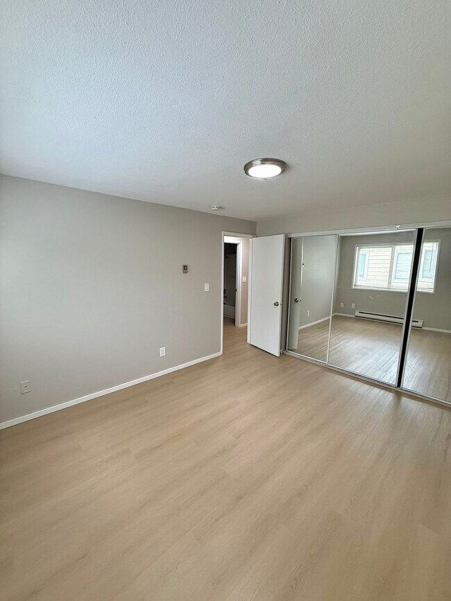 Building Photo - 4-Bedroom North Green Lake Townhouse-Style...