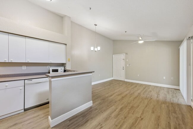 Building Photo - 300 S Orange Ave