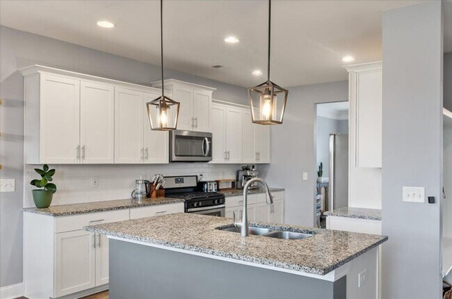 Building Photo - Show stopping 5 bed/3 bath rental in the h...