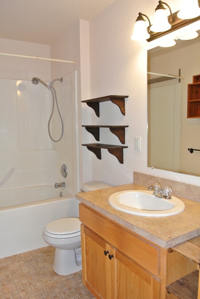 Building Photo - Corvallis Comfort & Convenience: Spacious 3-bedroom, 2.5 bath  Townhome