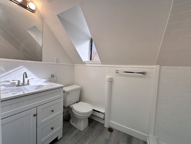 Building Photo - ~November's Rent FREE~ Gorgeous top-floor ...