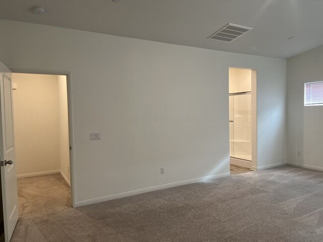 Building Photo - 4 Bedroom 2 Bath