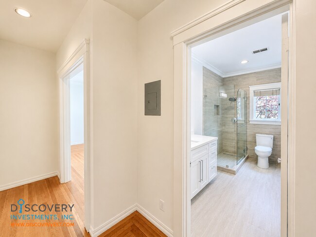 Building Photo - Classic Berkeley Condo with Tasteful Modern Updates