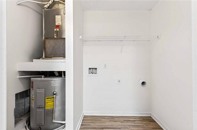 Building Photo - 2104 Fairington Club Dr