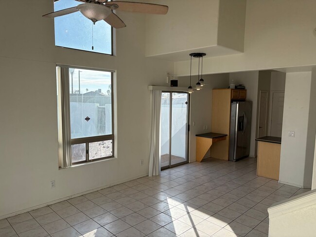 Building Photo - 2 Bedroom 2.5 Bath Townhome!