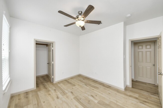 Building Photo - 2119 Esther Dr