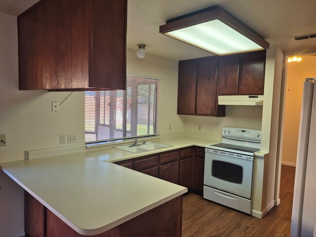 Building Photo - 3 bedroom 2.5 bath home